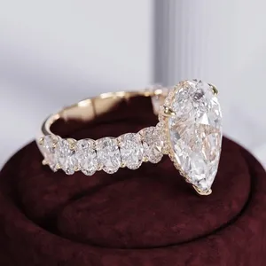 Anillo de Boda de Oro Amarillo de 18k con Diamante Cultivado en Laboratorio Certificado por IGI, Corte Pera de 7.00 Ct - Product Image 3