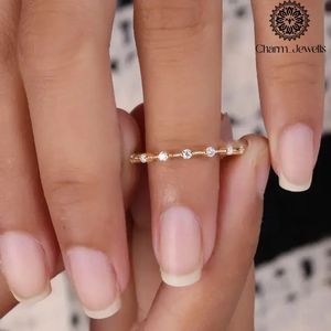 Bague de Fiançailles et d'Éternité Classique en Argent Plaqué Or Rose avec Moissanite Taille Coussin Sertie à Griffes pour Femme - Product Image 6