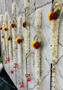Guirlandes classiques indiennes artificielles de jasmin blanc Gajra, anneaux de fleurs de rose, perles Latkan suspendues pour décoration de mariage - Product Image 1