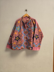 Veste Suzani en velours rose pour femme, brodée à la main avec motifs floraux en spirale, style bohème ethnique, vente en gros et exportation - Product Image 1