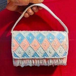 Bolso de Mano de Terciopelo Rosa Pálido de Lujo con Adornos de Cristal Intrincados y Correa con Flecos de Cuentas - Product Image 3