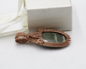 Pendentif ovale en jaspe enveloppé de fil de cuivre |   Pendentif artisanal en pierre précieuse de jaspe naturel |   Bijoux en Cristal de Guérison Taille Unique - Product Image 2