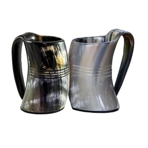 Chope à boire en corne de bœuf style nordique, sculptée à la main, pour la Fête médiévale et Renaissance, cadeau pour garçons d'honneur, chope à bière - Product Image 1