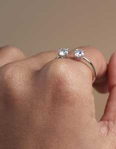 Anillo de Diamantes Cultivados en Laboratorio de 0.60 CT con 2 Piedras en Oro de 18K para Mujer |   Toi Et Moi |   Joyería nupcial moderna con certificación IGI - Product Image 4