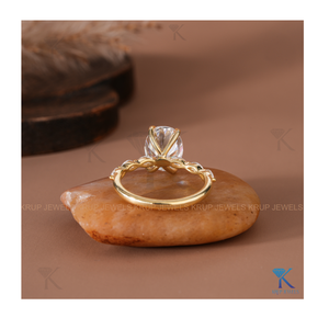 Anillo de Compromiso Delicado con Corte Ovalado y Acentos de Piedras Laterales en Forma de Marquesa en Oro Amarillo, Anillo Apilable para Mujer, Joyería Fina - Product Image 2