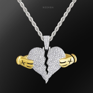 Colgante de Amor Roto – Corazón de Moissanita con Incrustaciones de Diamantes, Colgante de Corazón Roto de Moissanita en Plata de Ley 925 - Product Image 1