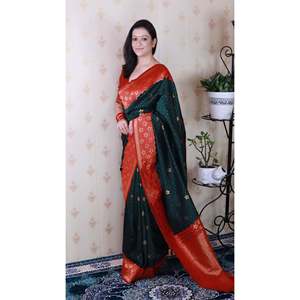 Sari en soie Banarasi vert Elite Weaves avec un motif unique en Zari ondulé, vêtement indien/pakistanaise doux, 650g - Product Image 1