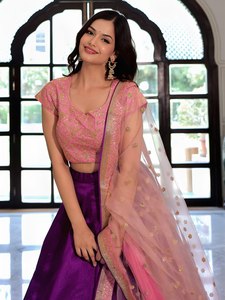 Haut court rose brodé avec lehenga violet et dupatta en organza pour demoiselle d'honneur - Product Image 1