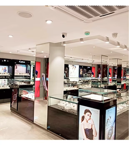 Design d'intérieur de showroom de montres de luxe, décoration de boutique de montres haut de gamme, vitrines en verre, comptoirs optimisés, éclairage LED - Product Image 1