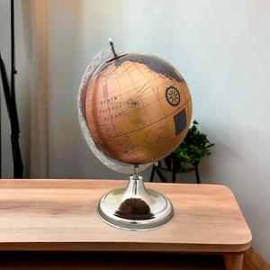 Globo Terráqueo Metálico Contemporáneo con Acabado en Cobre, Exhibición de Geografía para Escritorio, Coleccionable - Product Image 1