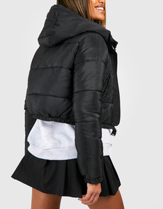 Veste d'hiver pour femmes fabriquée au Pakistan avec capuche, broderie et logo personnalisé imprimé, tissu MEMORY, rembourrage en coton - Product Image 4
