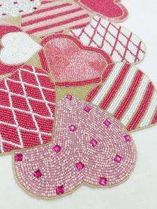 Camino de Mesa de Tela Hecho a Mano con Diseño de Corazones y Cuentas, en Rojo, Rosa y Blanco, Bonito y Decorativo - Product Image 4