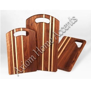 Planche à fromage élégante en résine avec surface en bois, parfaite pour hacher les légumes et servir par Axiom Home Accents - Product Image 1