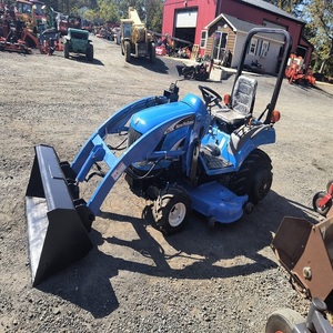 Tracteur tondeuse compact New Hollandds avec une construction robuste, un moteur puissant et une coupe efficace de l'herbe, choix idéal pour les agriculteurs - Product Image 5