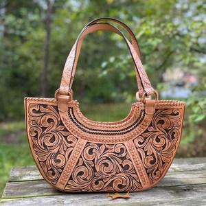 กระเป๋าสะพายไหล่สไตล์คาวเกิร์ลลายดอกไม้ตะวันตก ทำด้วยมือจากหนังแท้ กระเป๋าโบโฮสำหรับผู้หญิง - Product Image 1