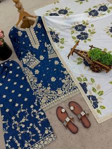 Ensemble Salwar traditionnel bleu en coton brodé pour femme avec dupatta fleuri blanc, coupe régulière, longueur cheville, tenue décontractée, Inde - Product Image 4