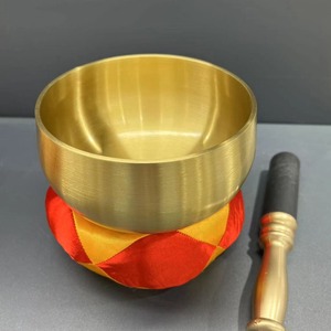 Cuenco tibetano tradicional de latón martillado a mano para meditación, terapia de sonido y relajación tranquila - Product Image 2