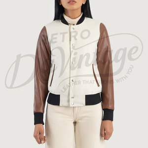 Chaqueta Varsity para Mujer, Cuerpo de Lana Blanca con Mangas de Cuero Genuino Marrón, Corte Ajustado, Estilo Clásico Premium, Casual, Universitaria - Product Image 3