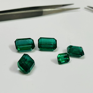Lot d'émeraudes zambiennes de haute qualité, 70 carats, couleur vert vif et clarté fine, par Sadiya International - Product Image 3