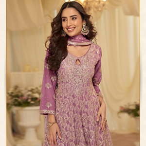 Ensemble de salwar kameez brodé en georgette avec des détails en fil de zari et des paillettes, une tenue ethnique élégante conçue pour les femmes. - Product Image 4