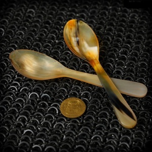 Cuillère en corne de buffle naturelle, fabriquée à la main, avec manche en os, cuillère de table pour la cuisine, cadeau - Product Image 1