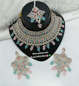 Conjunto de Joyería Nupcial de Latón Chapado en Oro con Circones: Collar Gargantilla, Pendientes Colgantes y Tikka de Alta Calidad para Fiesta, Compromiso y Aniversario - Product Image 1