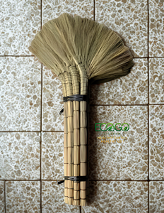 Balai à main en herbe naturelle écologique à poils doux pour usage domestique, balai en herbe asiatique authentique fait à la main par Eco2go Vietnam - Product Image 1