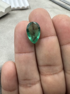 Émeraude zambienne naturelle vert intense, taille poire, 4,07 carats, pierre précieuse non montée pour la création de bijoux - Product Image 5
