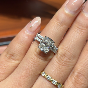 Bague de fiançailles classique à trois pierres en diamant de laboratoire taille radiant, monture à tension en or 14K, bande pavée, unisexe, certifiée IGI, haute joaillerie - Product Image 3