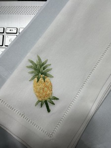 Servilleta Bordada a Mano con Diseño de Frutas, 100% Lino, con Hilo de Algodón, Tamaño 50x50 cm - Product Image 4