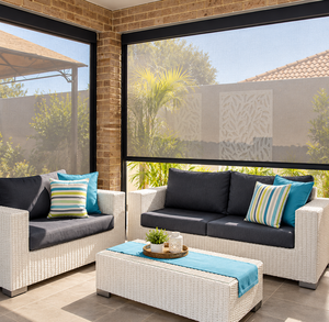 Stores motorisés d'extérieur de haute qualité avec un design moderne sophistiqué, tissu personnalisé, protection solaire durable et intimité pour les maisons - Product Image 1