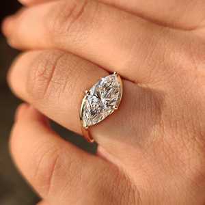 Bague Solitaire de Luxe en Or avec Diamant Marquise dans un Sertissage Bypass, Bijoux de Mariage en Diamant de Laboratoire, Fournisseur en Gros en Ligne - Product Image 1
