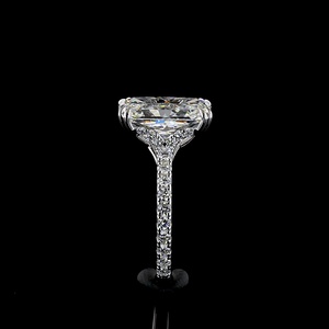 Bague d'anniversaire personnalisée de luxe en or blanc massif 14 carats avec pavé de diamants de laboratoire Moissanite taille Radiant certifiés IGI 5 carats - Product Image 2
