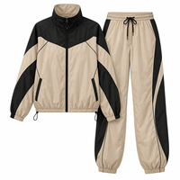 Ensemble court 2 pièces streetwear à capuche en nylon/coton, avec empiècements color block, logo et lacets sur toute la longueur – Nouvelle collection très prisée