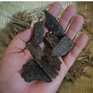 Copeaux de bois d'oud de luxe à haute teneur en résine, encens pur longue durée pour l'agarwood vietnamien, utilisation aromatique dans un brûleur d'encens - Product Image 3