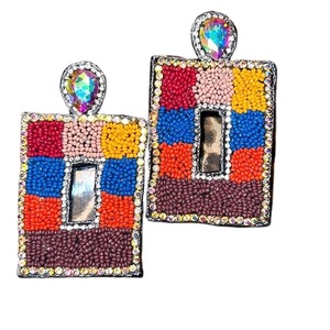 Belles boucles d'oreilles coeur élégantes XO XO avec broderie de perles multicolores faite à la main au design tendance pour filles et femmes - Product Image 5