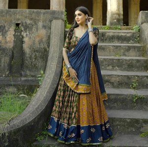 Blusa de Rayón con Diseño Tradicional Estampado Especial para Navratri y Lehenga con Bordado de Espejos y Dupatta de Algodón Mul con Bordado de Espejos - Product Image 2
