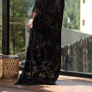 Robe Anarkali pakistanaise haut de gamme, noir jais, longue et sculpturale, avec épaulettes structurées audacieuses et détails complexes - Product Image 1