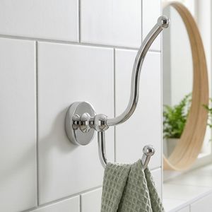 Crochet mural décoratif double en laiton de style moderne pour serviettes et vêtements de salle de bain, idéal pour l'organisation des peignoirs - Product Image 1