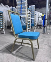 Chaise de banquet empilable à prix d'usine avec rembourrage bleu et cadre en acier doré pour sièges d'hôtel et de salle d'événements