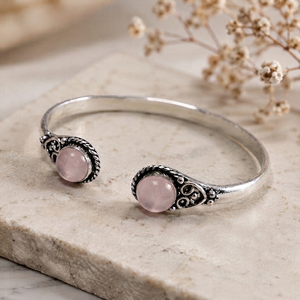 Bracelet manchette en quartz rose motif floral, plaqué or et argent, serti clos, design classique, en laiton, bijou unisexe, cadeau par Jewelry Town - Product Image 6
