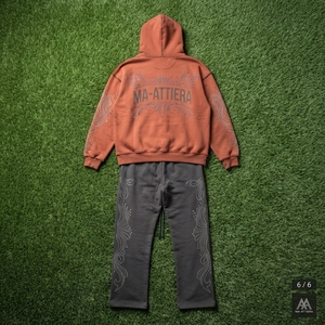 Conjunto de Sudadera con Capucha Marrón Oxidado Personalizado y Pantalones Jogger Negros de Pierna Ancha con Detalles de Pedrería, de Algodón Afelpado, Estilo Urbano, Venta al por Mayor OEM - Product Image 6