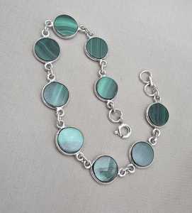 Pulsera de eslabones con cabujón redondo de malaquita verde, joyería hecha a mano con baño de oro - Product Image 4