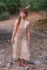 Robe longue artisanale en coton Khadi avec imprimé géométrique tribal, style bohème, sans manches, col halter, avec fente latérale - Product Image 4