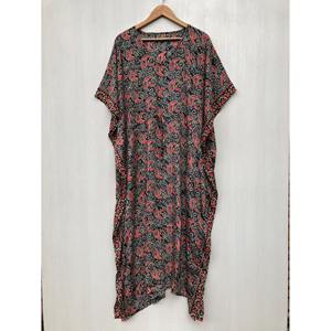 Elegante Kaftán de Seda con Estampado Floral para Mujer, Perfecto como Ropa de Estar por Casa o como Cubrebañador - Product Image 5