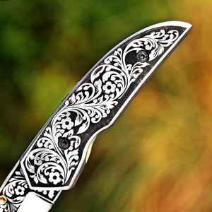 Hermoso Cuchillo Plegable de Acero al Carbono Hecho a Mano y Personalizado, Cuchillo Plegable de Acero Inoxidable con Funda de Cuero Fino y Mango de Cuerno - Product Image 4
