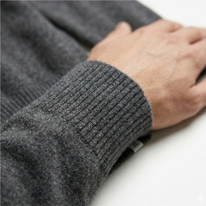 Cardigan en laine mérinos pour femme avec logo personnalisé, texture brossée, col en V, manches longues, pull de haute qualité, pull en tricot doux et raffiné - Product Image 3