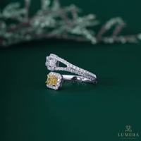 Bague de fiançailles Lumera en or blanc avec diamant taille émeraude, halo et sangle fendue, fantaisie jaune et blanc, certifiée IGI, pour femme