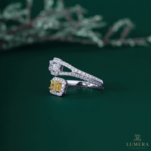 Bague de fiançailles Lumera en or blanc avec diamant taille émeraude, halo et sangle fendue, fantaisie jaune et blanc, certifiée IGI, pour femme - Product Image 6
