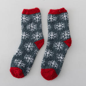 Nouvelles chaussettes d'hiver 2026 pour femme, lot de 5 paires, mi-mollet, respirantes, motif dessin animé mignon, chaudes, en laine, pour Noël, collection 26 - Product Image 3